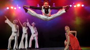 Mit Saturday Night Fever gibt es die größten Disco-Hits der 70er und 80er-Jahre.