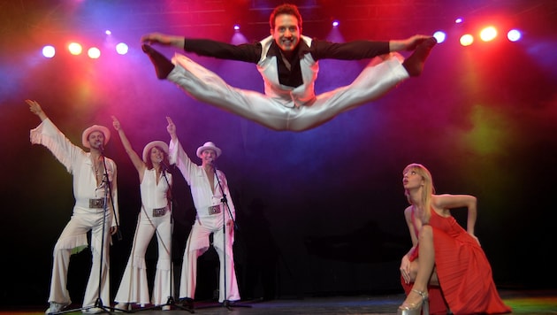 Mit Saturday Night Fever gibt es die größten Disco-Hits der 70er und 80er-Jahre.