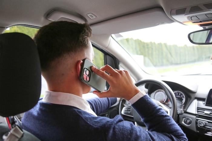 Telefonieren mit dem Handy am Ohr ist Ablenkung Nummer 1 beim Autofahren.