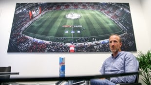 Bernd Winkler in seinem Büro in der Red Bull Arena.