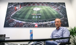Bernd Winkler in seinem Büro in der Red Bull Arena.
