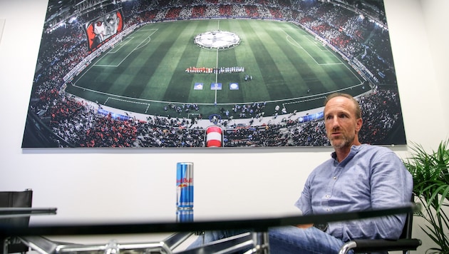 Bernd Winkler in seinem Büro in der Red Bull Arena.