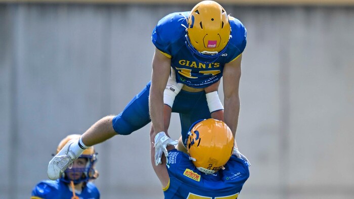 Michael Nuck (unten) und Julian Kapellari wollen mit den Giants ins Endspiel.