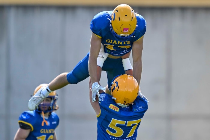 Michael Nuck (unten) und Julian Kapellari wollen mit den Giants ins Endspiel.