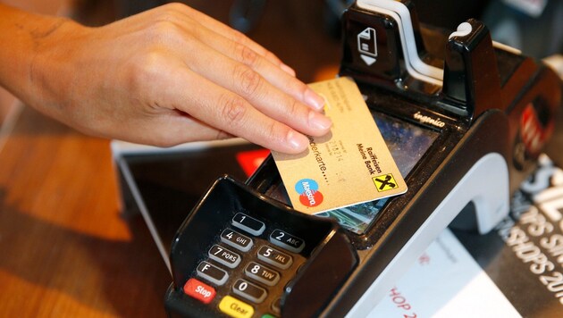 Mit der entwendeten Karte zahlten der oder die Täter diverse Einkäufe (Symbolbild).