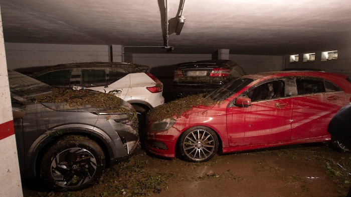 Viele Autos wurden beschädigt, teils gar von den Wassermassen mitgerissen.