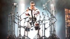 Zu Beginn des Abends gab Robbie Williams den humorigen Alleinunterhalter im schrägen ...
