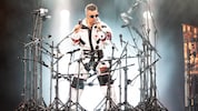 Zu Beginn des Abends gab Robbie Williams den humorigen Alleinunterhalter im schrägen ...