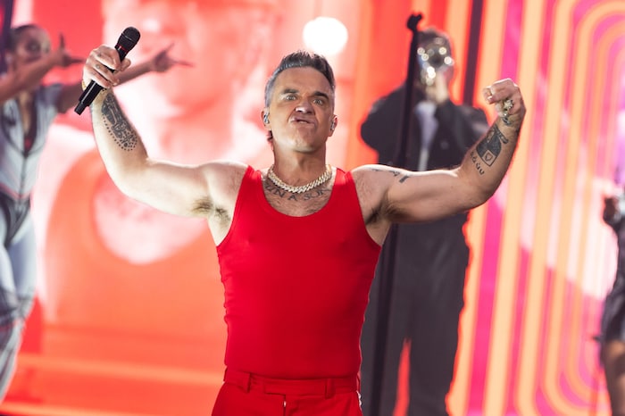 Einmal schnell den Obergorilla markieren – Robbie Williams steht zu seinem Narzissmus und liebt ...
