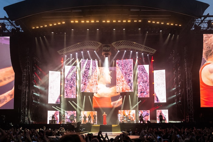 Das Bühnensetting auf der „BRITPOP“-Tour von Robbie Williams spielt wirklich alle Stückerl.