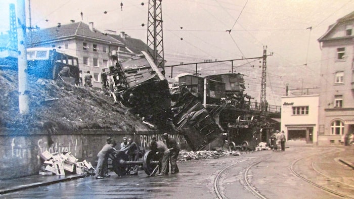 Der außer Kontrolle geratene Zug fuhr durch den Frachtenbahnhof weiter Richtung Hall. Er stieß ...