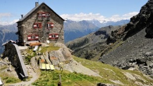 Der 49-Jährige war mit seinem Pkw auf einem Forstweg von der Erlanger Hütte (am Bild) talwärts ...