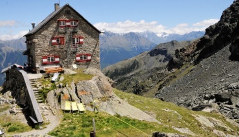 Der 49-Jährige war mit seinem Pkw auf einem Forstweg von der Erlanger Hütte (am Bild) talwärts ...