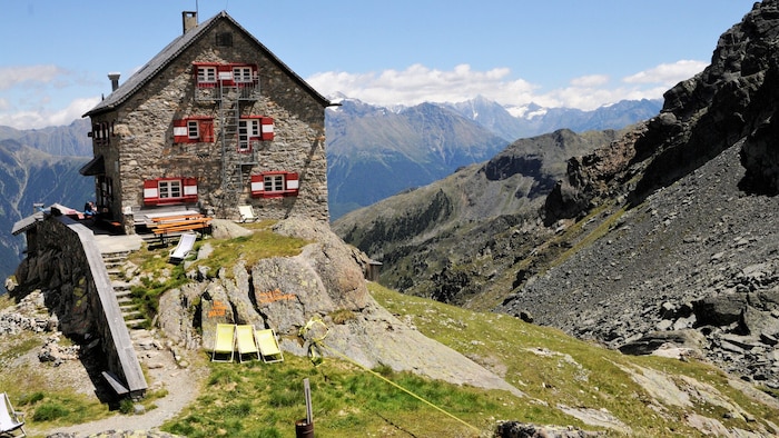 Der 49-Jährige war mit seinem Pkw auf einem Forstweg von der Erlanger Hütte (am Bild) talwärts ...