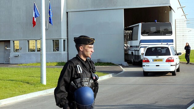 Archivbild aus dem Jahr 2009: Ankunft eines Gefangenentransports in der Haftanstalt Corbas