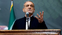Irans Präsient Massoud Pezeshkian wirft Israel vor, ihn ermorden zu wollen.