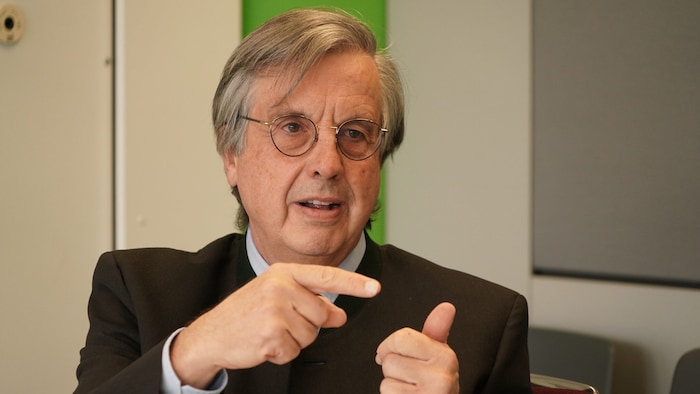 Der frühere Med-Uni-Rektor Hellmut Samonigg zeigt dem Plan B die rote Karte.