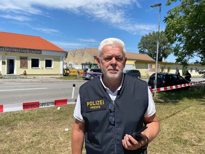 Polizeisprecher Johann Baumschlager am Ort des Geschehens. Die Untersuchungen laufen auf ...