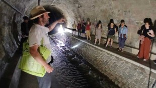 Daniel Fuchsberger führte knapp 20 Kursteilnehmer in die Kanalisation. 