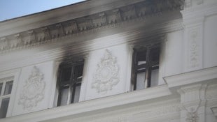 Als wahrscheinliche Ursache für das Inferno gilt eine Zigarette. 21 Mann standen bei dem Brand ...