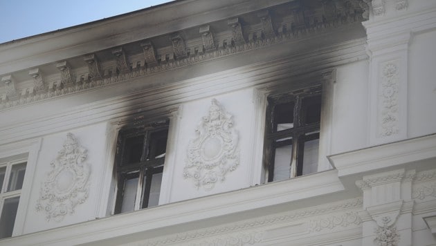 Als wahrscheinliche Ursache für das Inferno gilt eine Zigarette. 21 Mann standen bei dem Brand ...