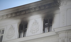 Als wahrscheinliche Ursache für das Inferno gilt eine Zigarette. 21 Mann standen bei dem Brand ...