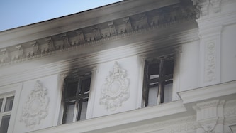Als wahrscheinliche Ursache für das Inferno gilt eine Zigarette. 21 Mann standen bei dem Brand ...
