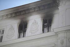 Als wahrscheinliche Ursache für das Inferno gilt eine Zigarette. 21 Mann standen bei dem Brand ...