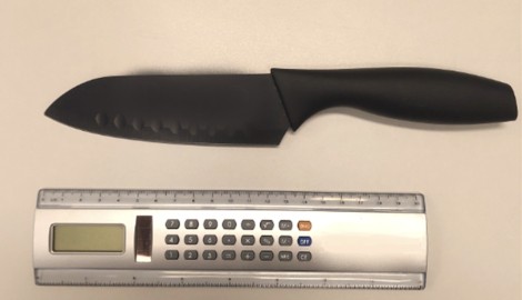 Mit dem Messer soll der Verdächtige den beiden Männern über das Areal gefolgt sein.