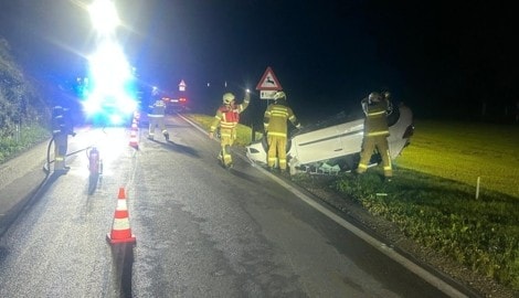 Das Auto landete auf dem Dach.