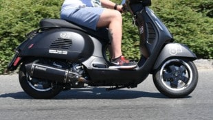 Das Opfer wurde zunächst mit einem Motorroller gerammt und anschließend ausgeraubt (Symbolbild).
