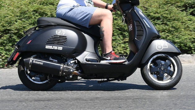 Das Opfer wurde zunächst mit einem Motorroller gerammt und anschließend ausgeraubt (Symbolbild).