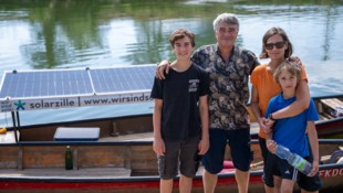 Günter und Agnes Kormann mit ihren Söhnen Klaus und Richard auf ihrer Solarzille.