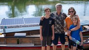 Günter und Agnes Kormann mit ihren Söhnen Klaus und Richard auf ihrer Solarzille.
