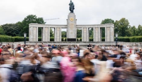 Bei der Techno-Parade „Rave The Planet“ in Berlin haben Feuerwehr und Sanitätsdienst mehrere ...