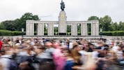 Bei der Techno-Parade „Rave The Planet“ in Berlin haben Feuerwehr und Sanitätsdienst mehrere ...