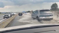 In nur wenigen Minuten verwandelte sich die A 2 in eine riesige Wasserpfütze. 