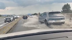 In nur wenigen Minuten verwandelte sich die A 2 in eine riesige Wasserpfütze. 