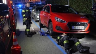 Zwei Autos mussten bei der Suche angehoben werden. 