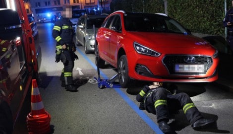 Zwei Autos mussten bei der Suche angehoben werden. 