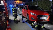 Zwei Autos mussten bei der Suche angehoben werden. 