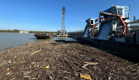 Mit diesem Schiffskran wird beim Kraftwerk Altenwörth die Donau von Unrat befreit.