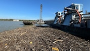 Mit diesem Schiffskran wird beim Kraftwerk Altenwörth die Donau von Unrat befreit.
