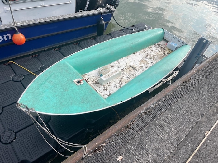 Sogar ein altes Segelboot wurde beim Hochwasser zum Donau-Treibgut.