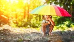 Eine Störungszone bringt am Vormittag des Mittwochs verbreitet dichte Wolken und Regen, ...