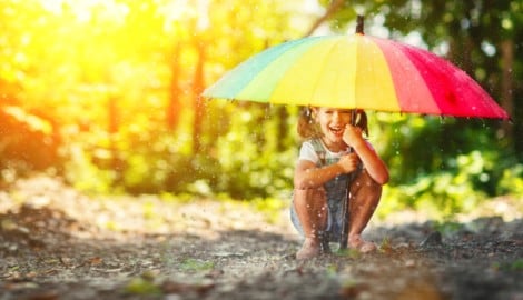 Eine Störungszone bringt am Vormittag des Mittwochs verbreitet dichte Wolken und Regen, ...