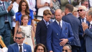 Prinz William betritt das Stadion mit Kate, George und Charlotte