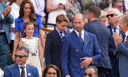 Prinz William betritt das Stadion mit Kate, George und Charlotte.