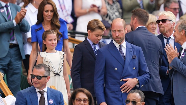 Prinz William betritt das Stadion mit Kate, George und Charlotte.