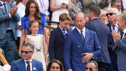 Prinz William betritt das Stadion mit Kate, George und Charlotte.